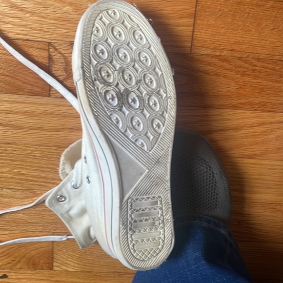 Red white and blue sneaks with a wedge heal got size 10 but fit more like 9.5 - Picture 5 of 6